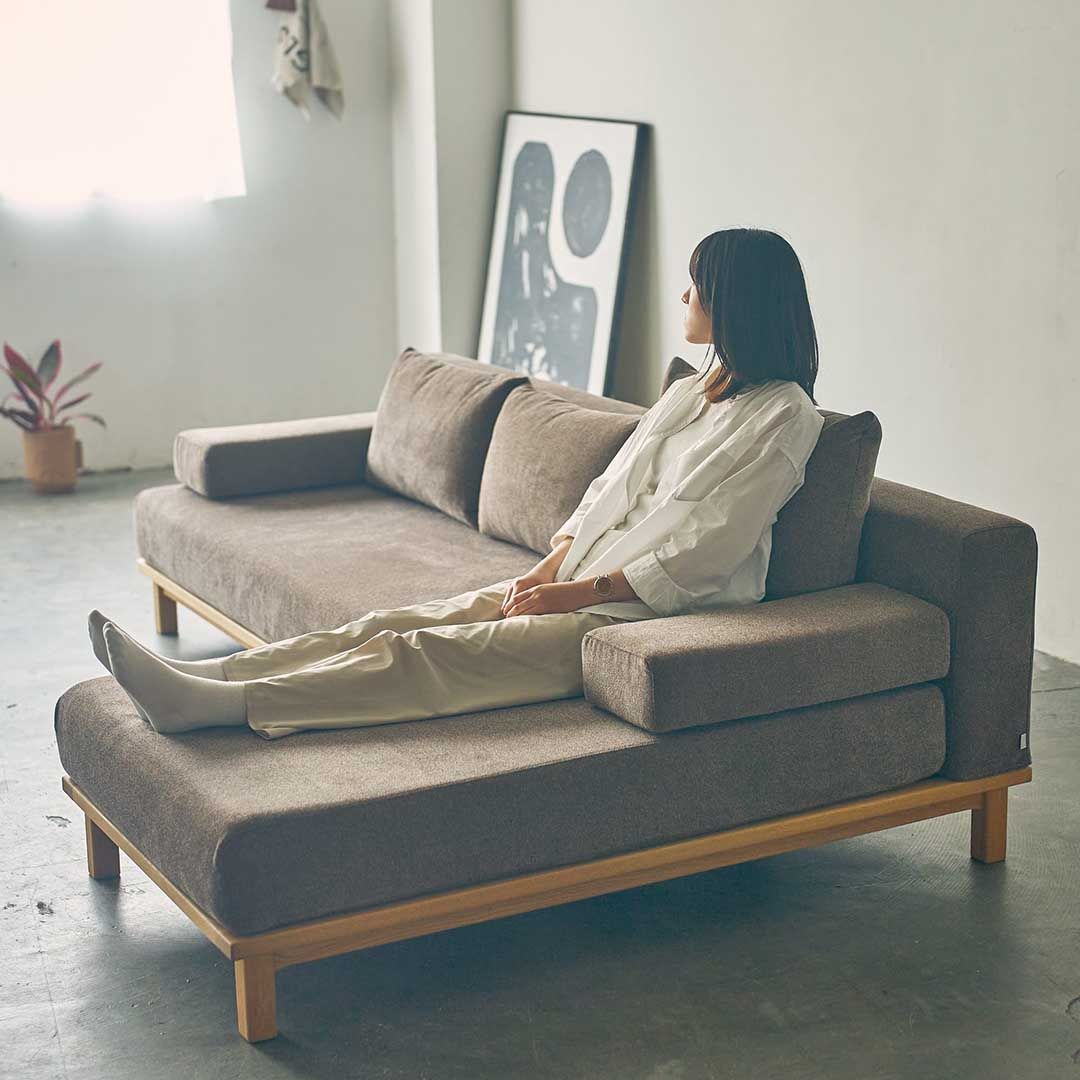 グレー