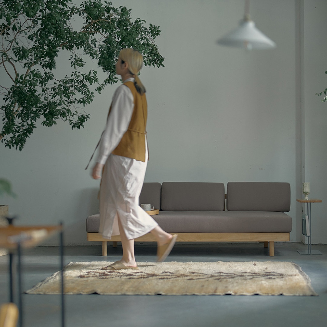 チャコールグレー