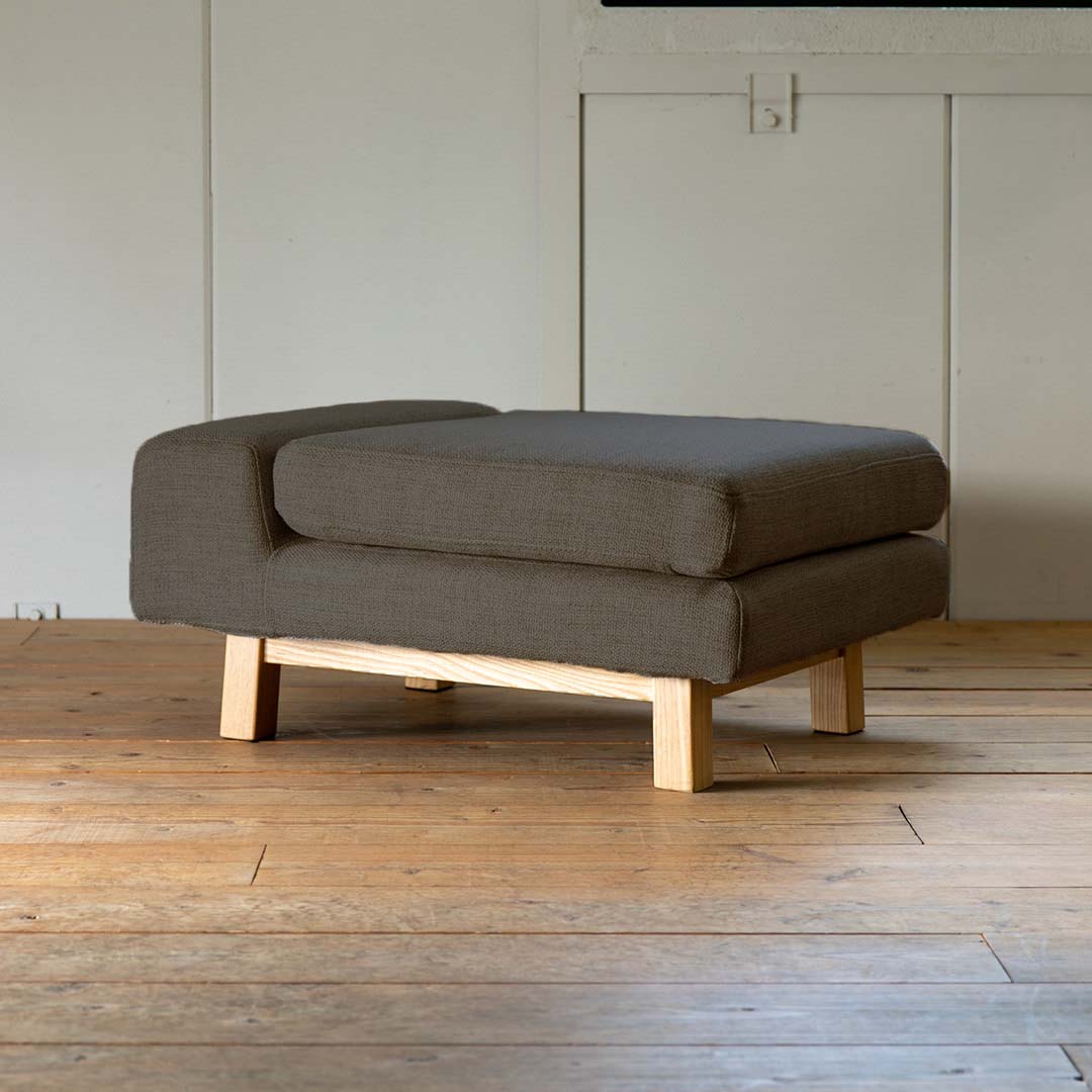 チャコールグレー