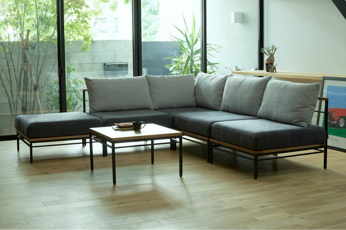 雰囲気にメリハリがつくスリムなアイアンの効果で洗練された空間に、ADRSのソファ カーラソファセット グレー