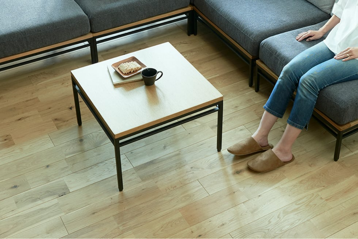 スクエアな形状で同シリーズのソファとも相性の良いADRSのテーブル カーラセンターテーブル Sサイズ ナチュラル