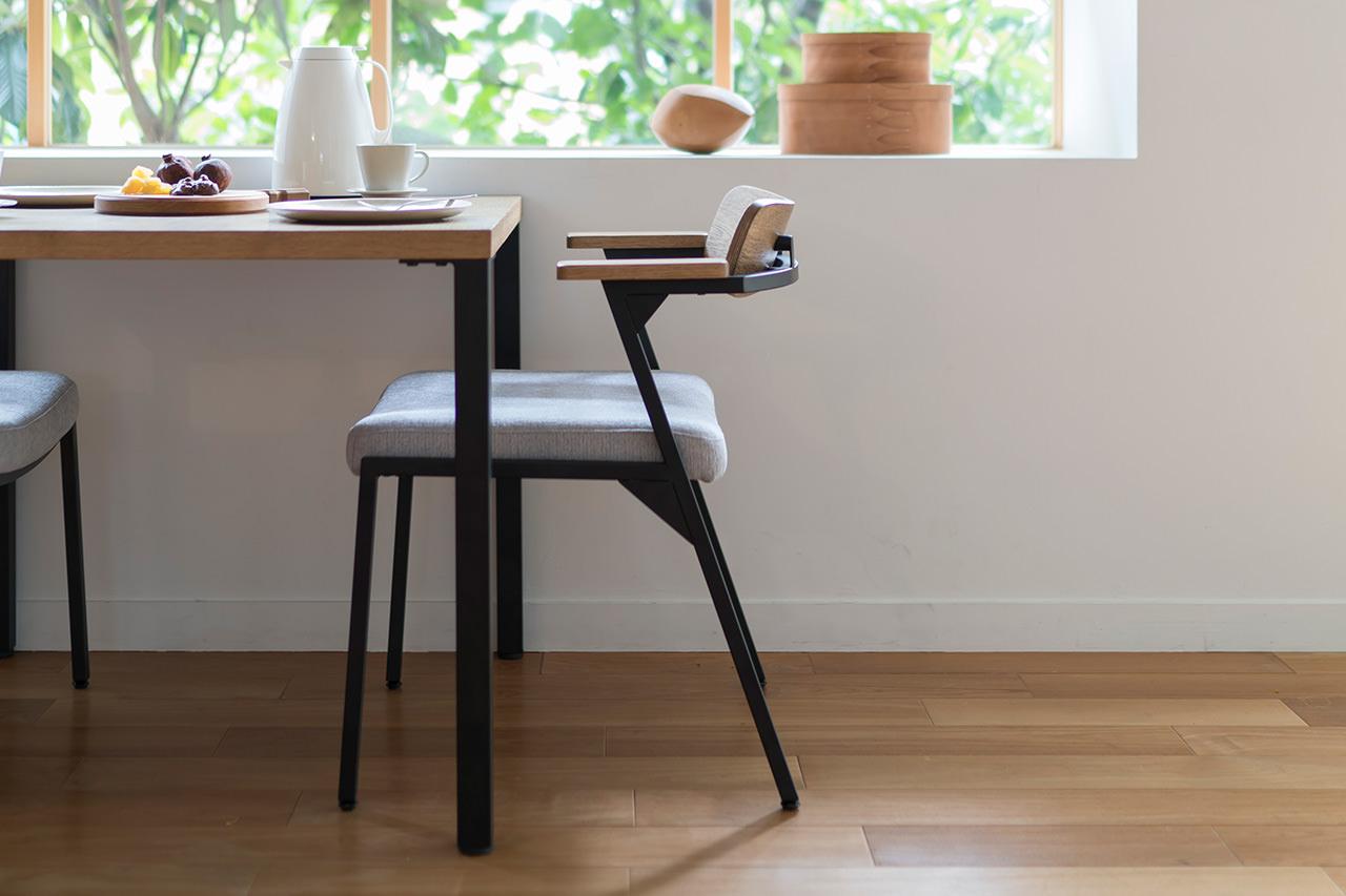 美しいシャープなラインが特徴の脚ADRSのテーブル ドリス ダイニングチェア ダークグレー