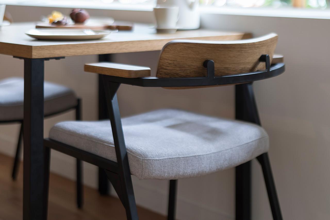 オーク材の背板の曲線に合わせたアイアンが美しいADRSのテーブル ドリス ダイニングチェア ダークグレー