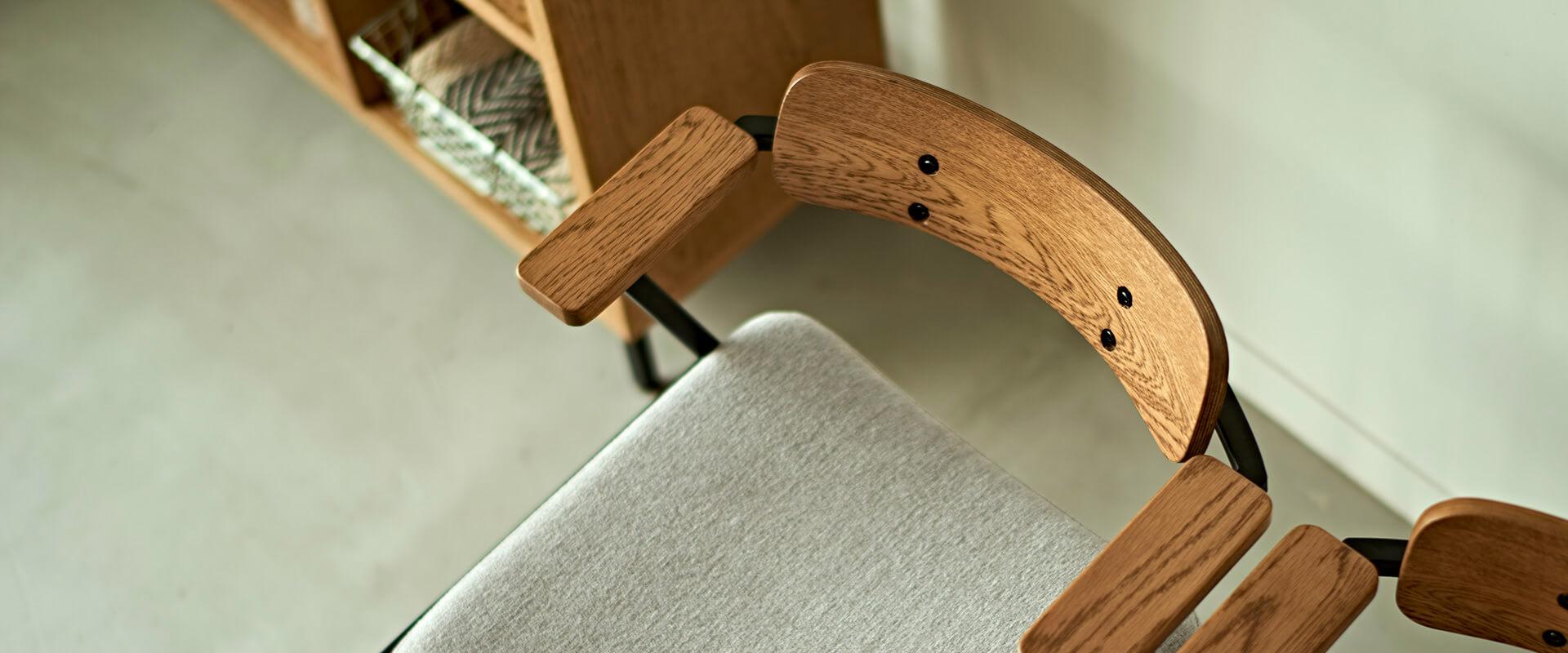 ゆっくりと曲げた背板が美しいADRSのテーブル ドリス ダイニングチェア ダークグレー