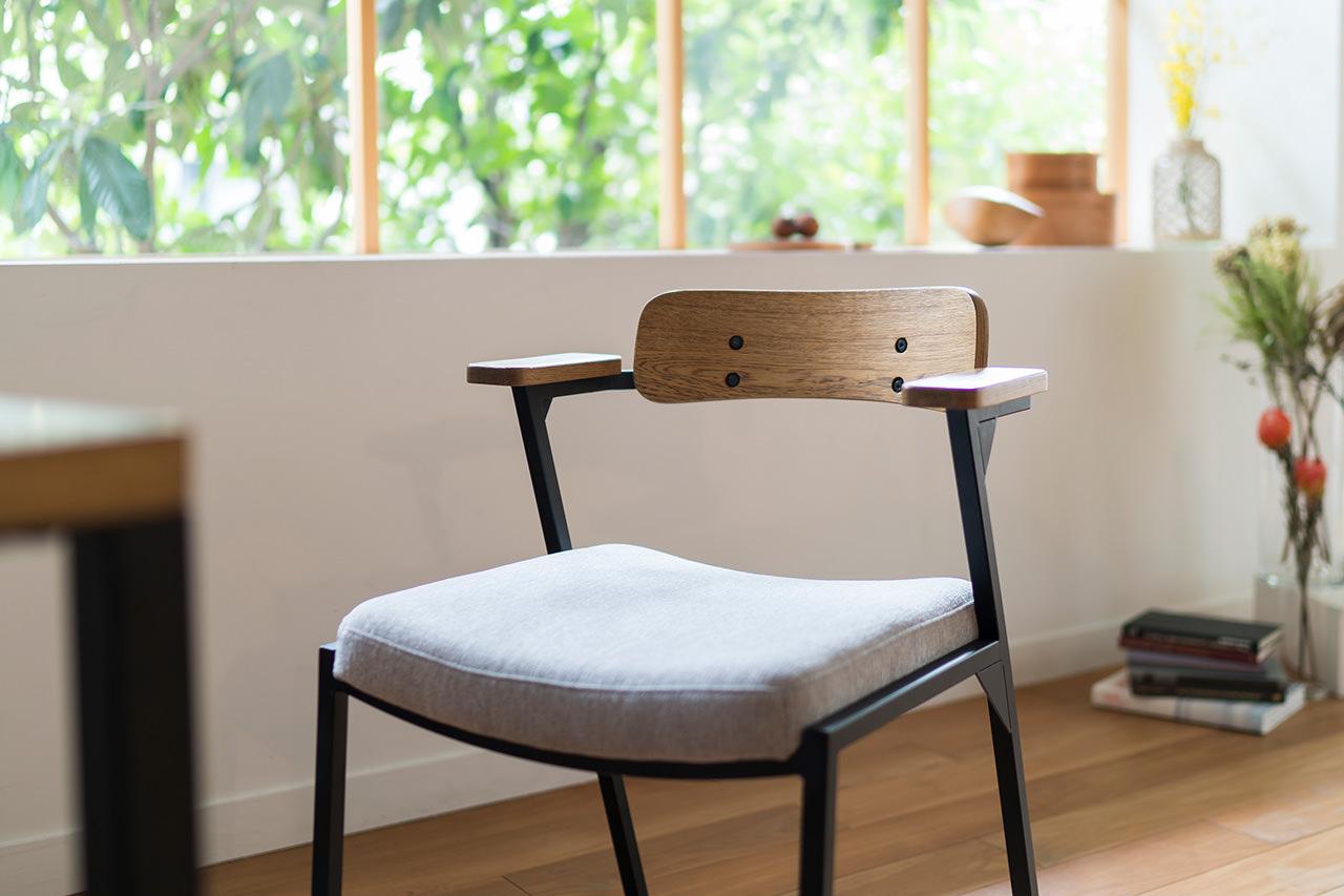 ゆるく湾曲した形状が身体にそっと沿ってくれる。ADRSのテーブル ドリス ダイニングチェア ダークグレー