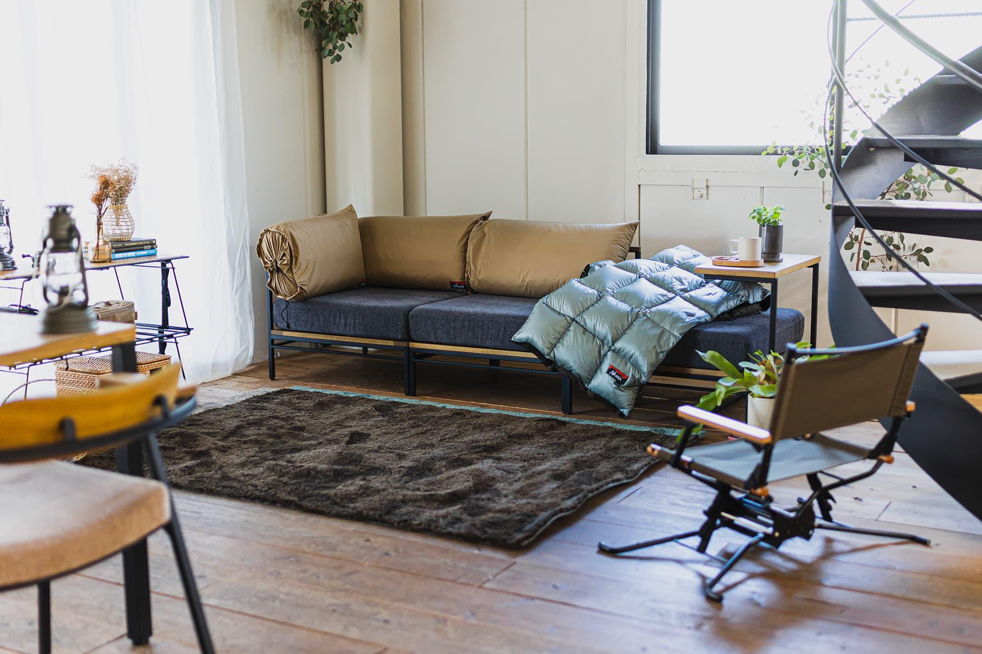 一見シュラフが並べてあるかのような遊び心。ADRS×NANGAのソファ カーラ ソファ コーナー ブラック