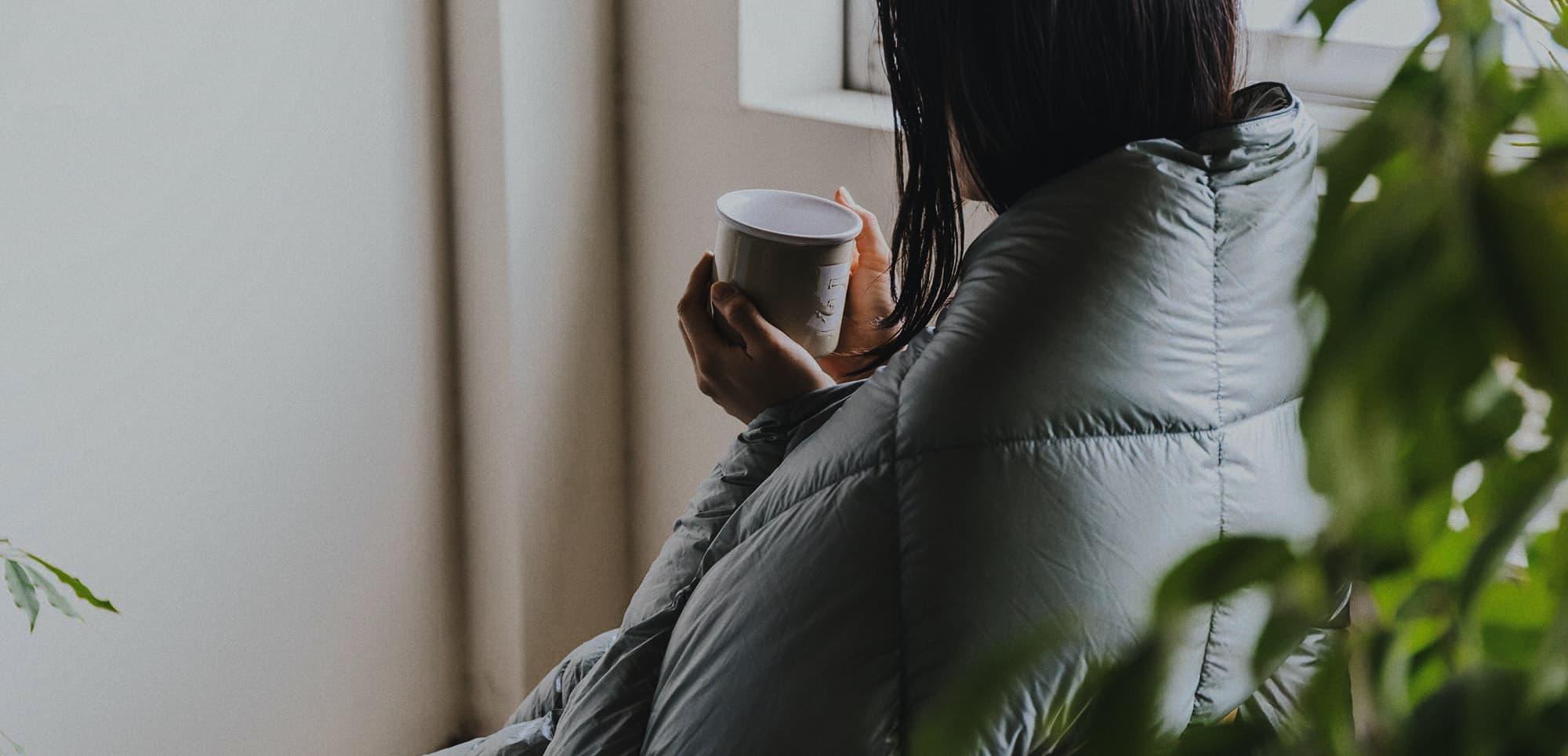 ダウンを使った軽くて暖かいブランケットで利便性の高いADRS×NANGAのソファ カーラ ソファ コーナー ブラック