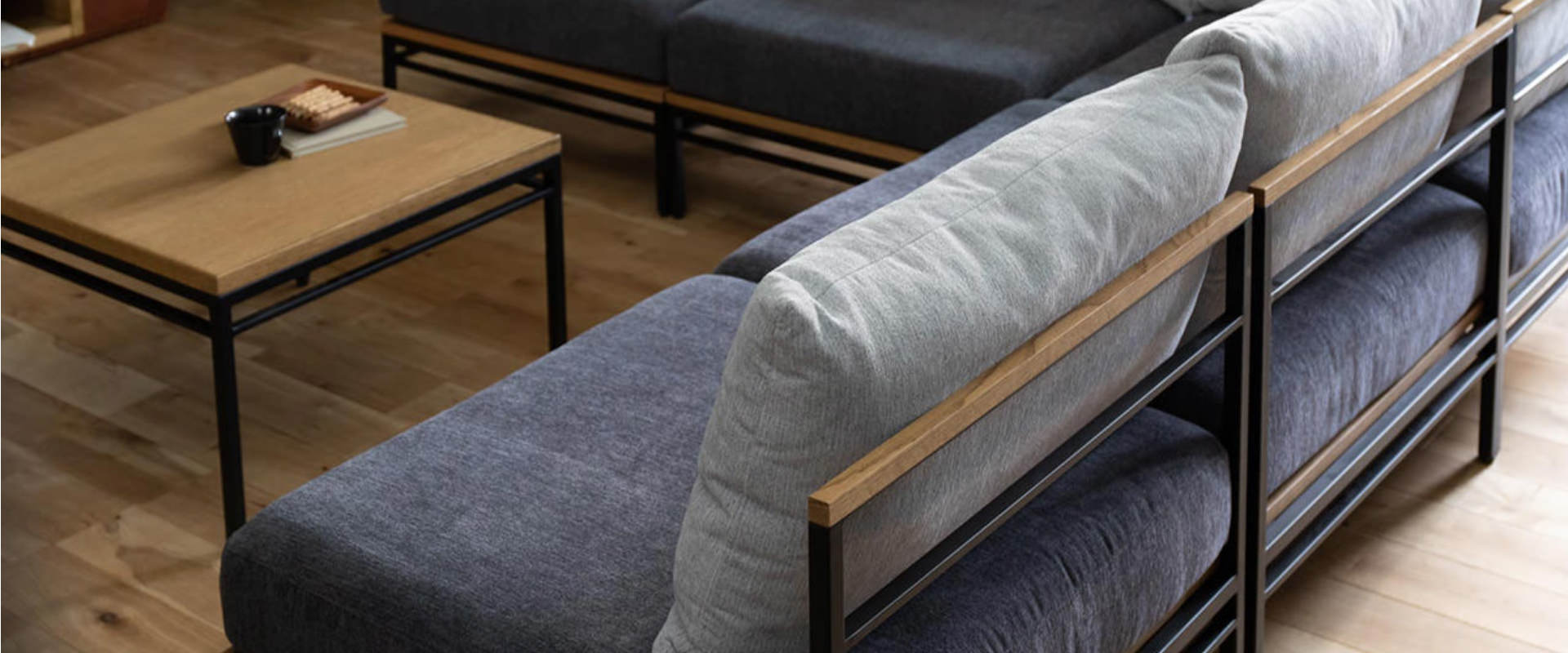 フレームとクッションのコントラストが心地よいADRS×NANGAのソファ カーラ ソファ コーナー ブラック