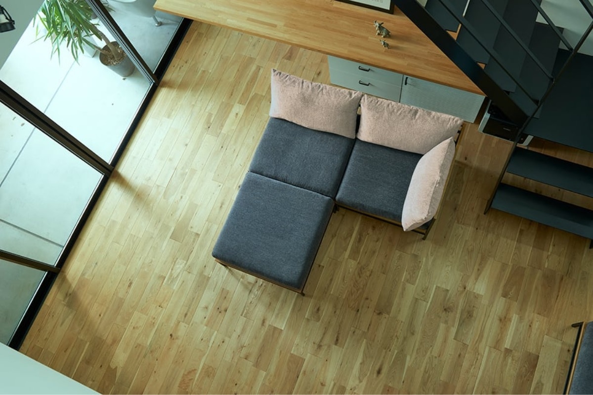 オットマンを用いてくつろぎ空間に。ADRSのソファ カーラ ソファ オットマン ダークグレー