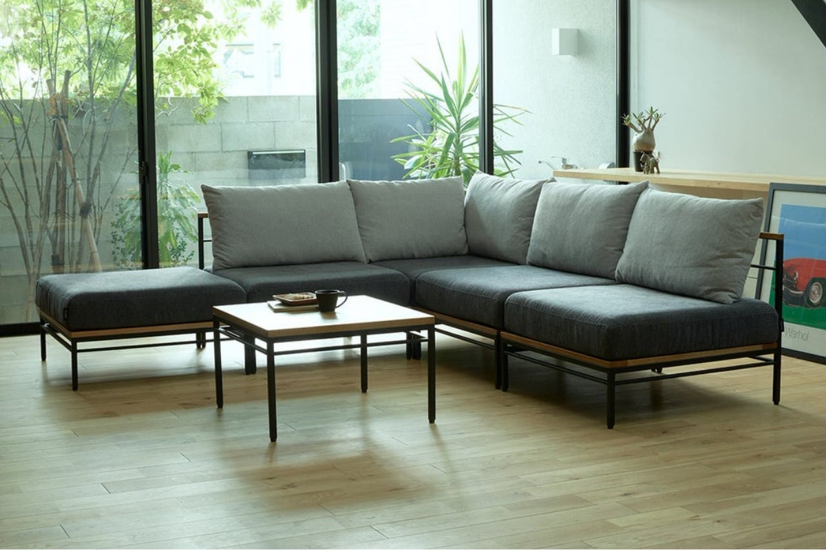 アイアンが生み出す洗礼された空間。ADRSのソファ カーラ ソファ オットマン ダークグレー