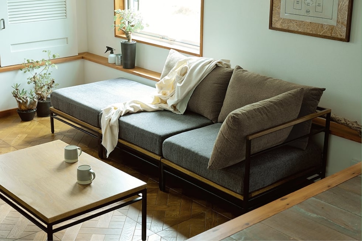 絶妙なバランスによりアートあに合う空間に。ADRSのソファ カーラ ソファ オットマン ダークグレー