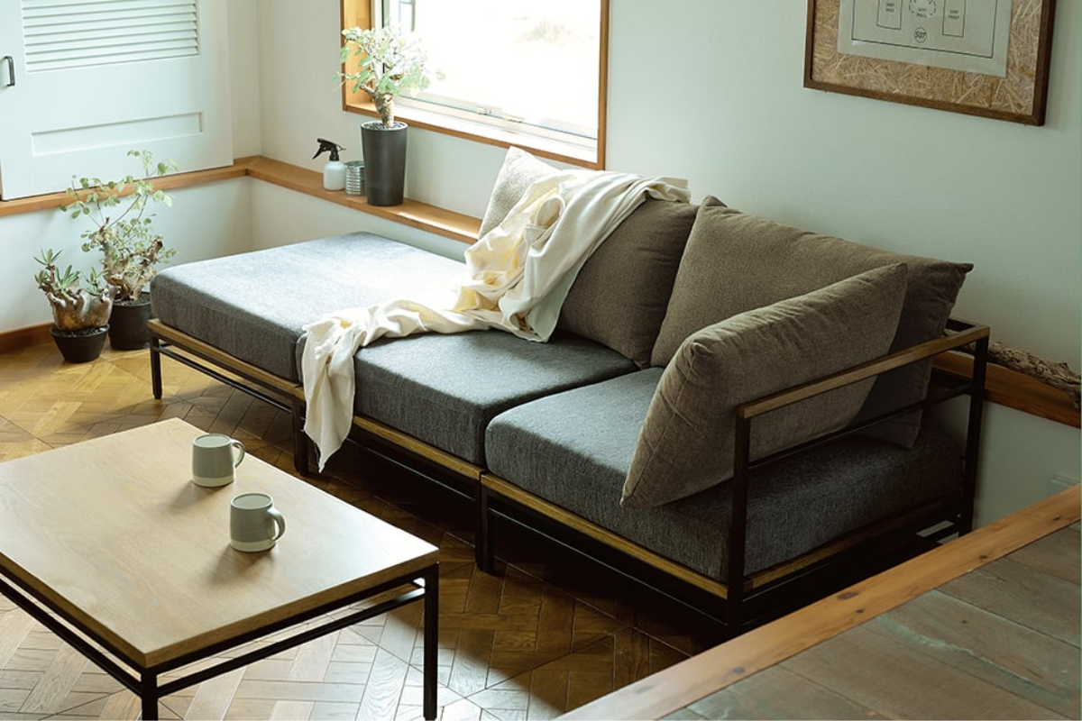 天然木とアイアンがシンプルで落ち着いた空気を演出 ADRS カーラ ソファ 1人掛け グレー