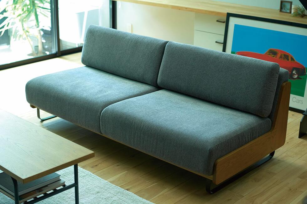 両サイドにオーク無垢材を使った ADRS コニー ソファ 2.5人掛け ダークベージュ