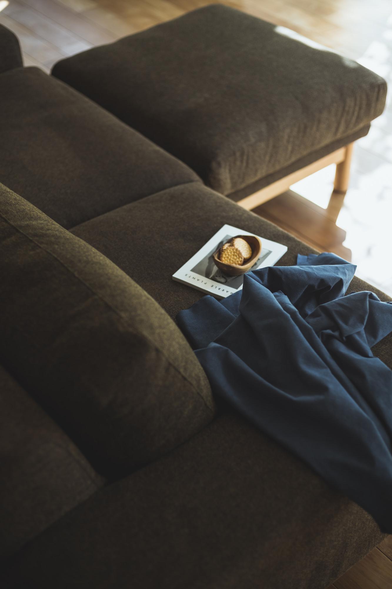 落ち着いた空気の流れる SIEVE バージュ ソファ オットマン ブルー