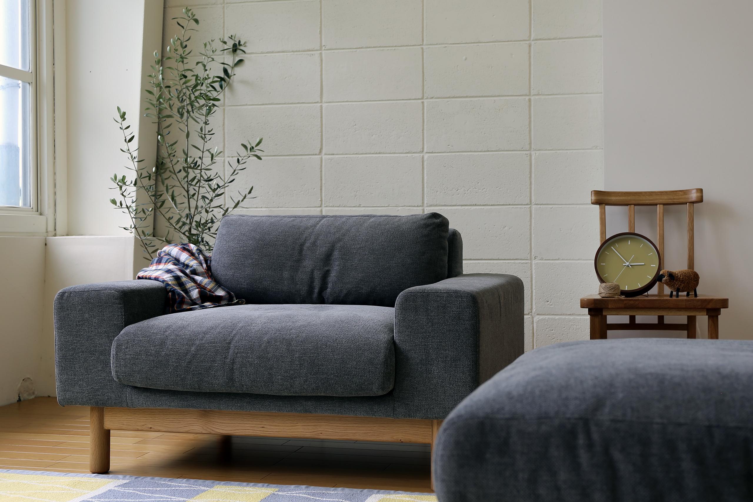 使い勝手の良い幅広アーム。SIEVE バージュ ソファ 1人掛け/ブルー