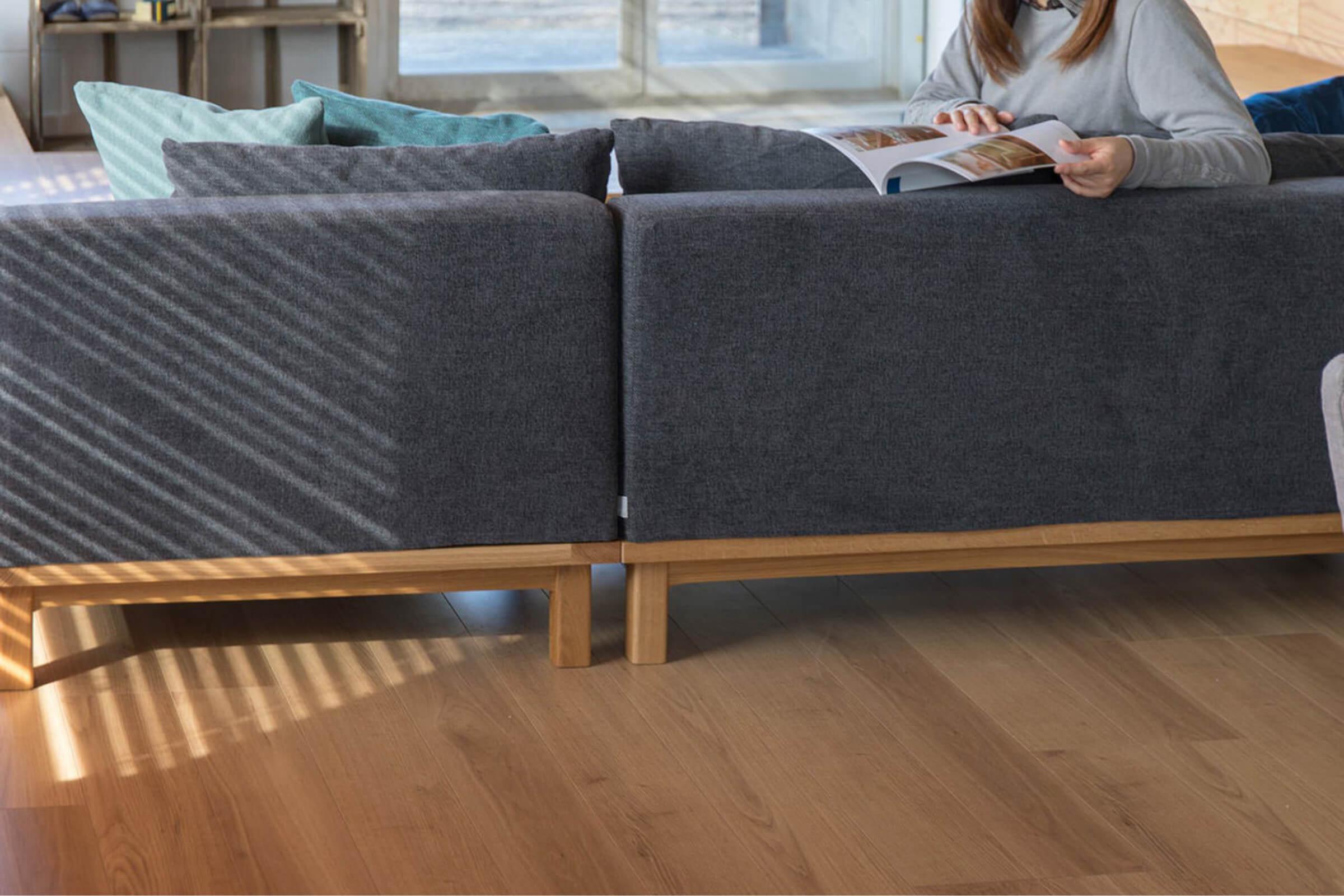 ダイニングからリビングを見渡せる SIEVE レクトユニットソファ 1人掛け ライトブラウン