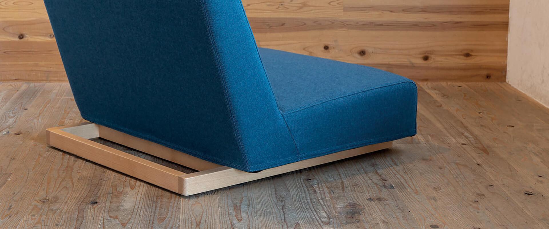 明るい雰囲気をもたらす脚 SIEVE フォームローソファ 2人掛け ブルー