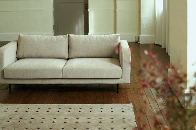 クッションには上質なフェザーを採用 SIEVE モンスソファ オットマン ダークグレイ