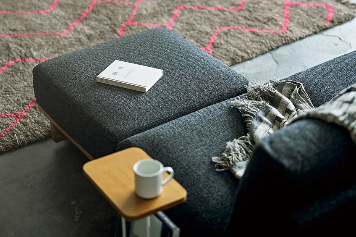 足を伸ばしてくつろげる SIEVE クロッシングソファ 2人掛け ブラック