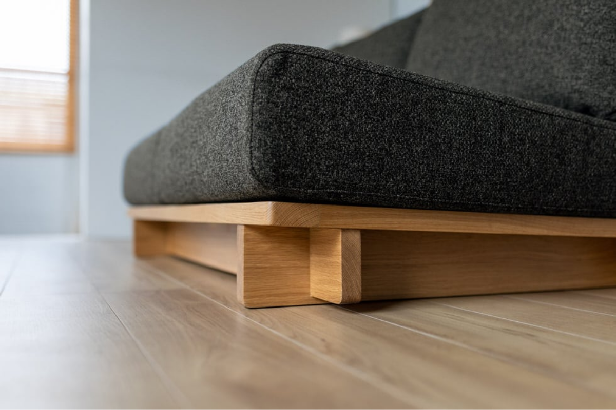 特徴的な木製フレーム SIEVE クロッシングソファ 1人掛け ブラック