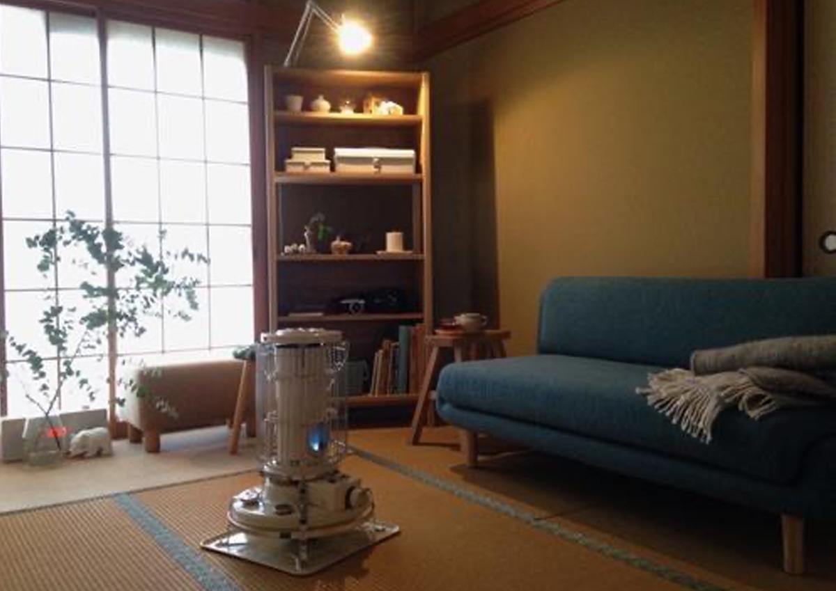 お部屋のご紹介 愛知県M様 和と洋どちらにも馴染むSIEVE スロープソファとオープニングシェルフ