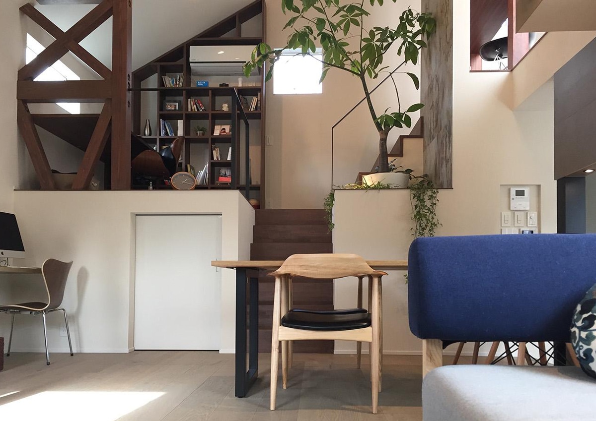 お部屋のご紹介 奈良県E様 個性的なツートーンカラーが映えるブラケットソファ2人掛け