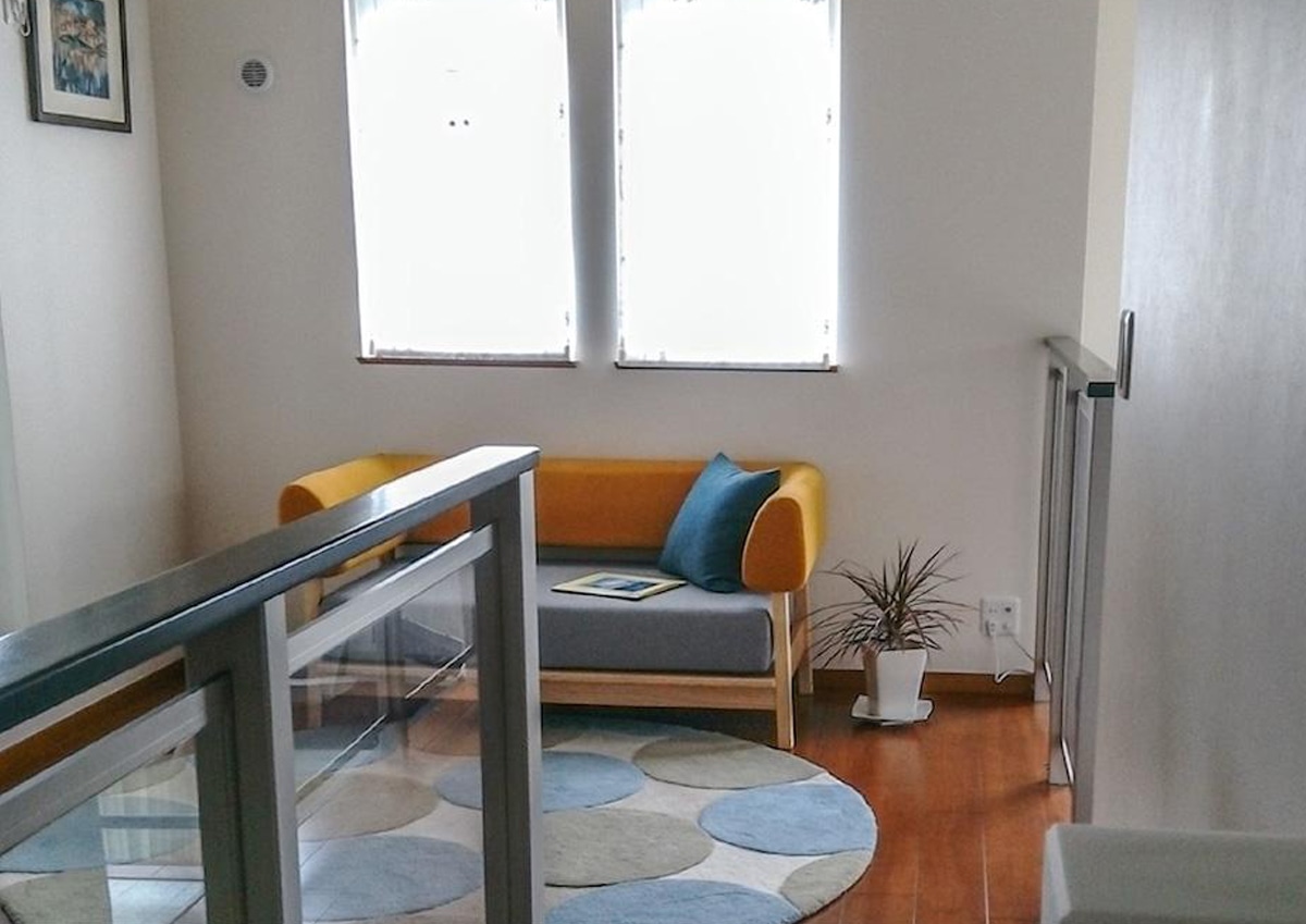 お部屋のご紹介 心くすぐる階段を上がった踊り場のSIEVE ブラケットソファ