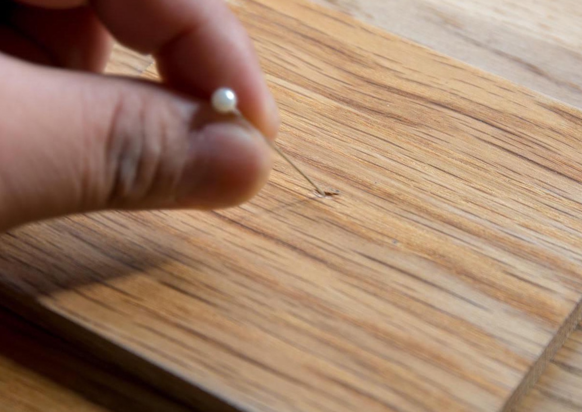 無垢材にできた凹みをアイロンで直す方法