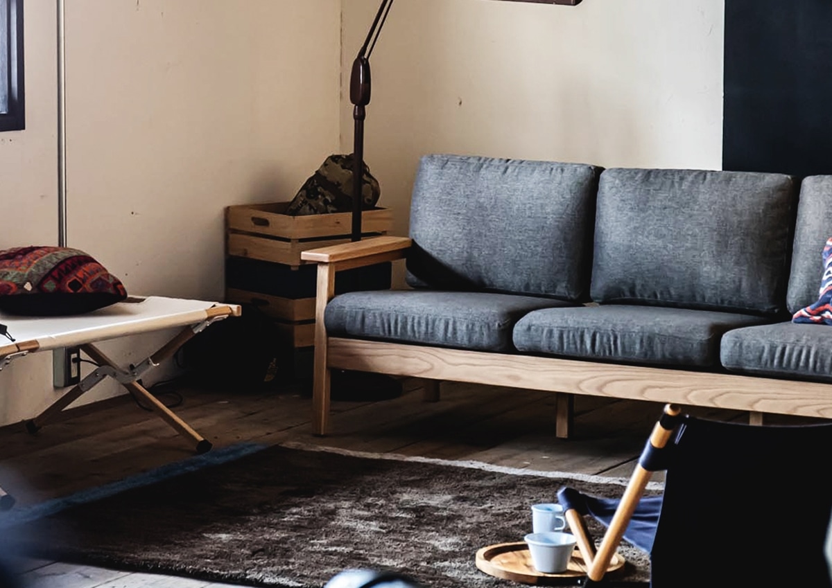 楽しくて利便性も高いキャンプスタイルのリビングコーデをご紹介