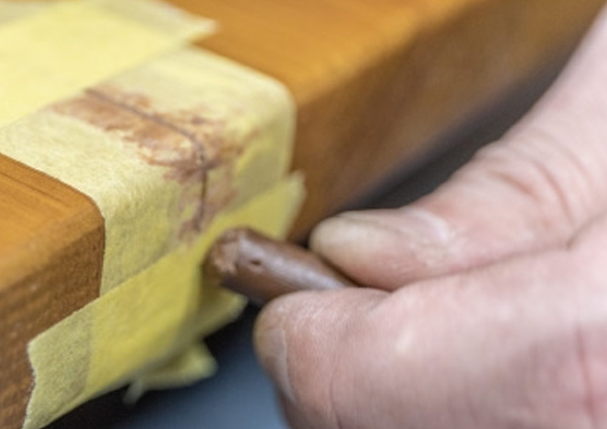 湿気の変化により割れてしまった木製品の修復方法