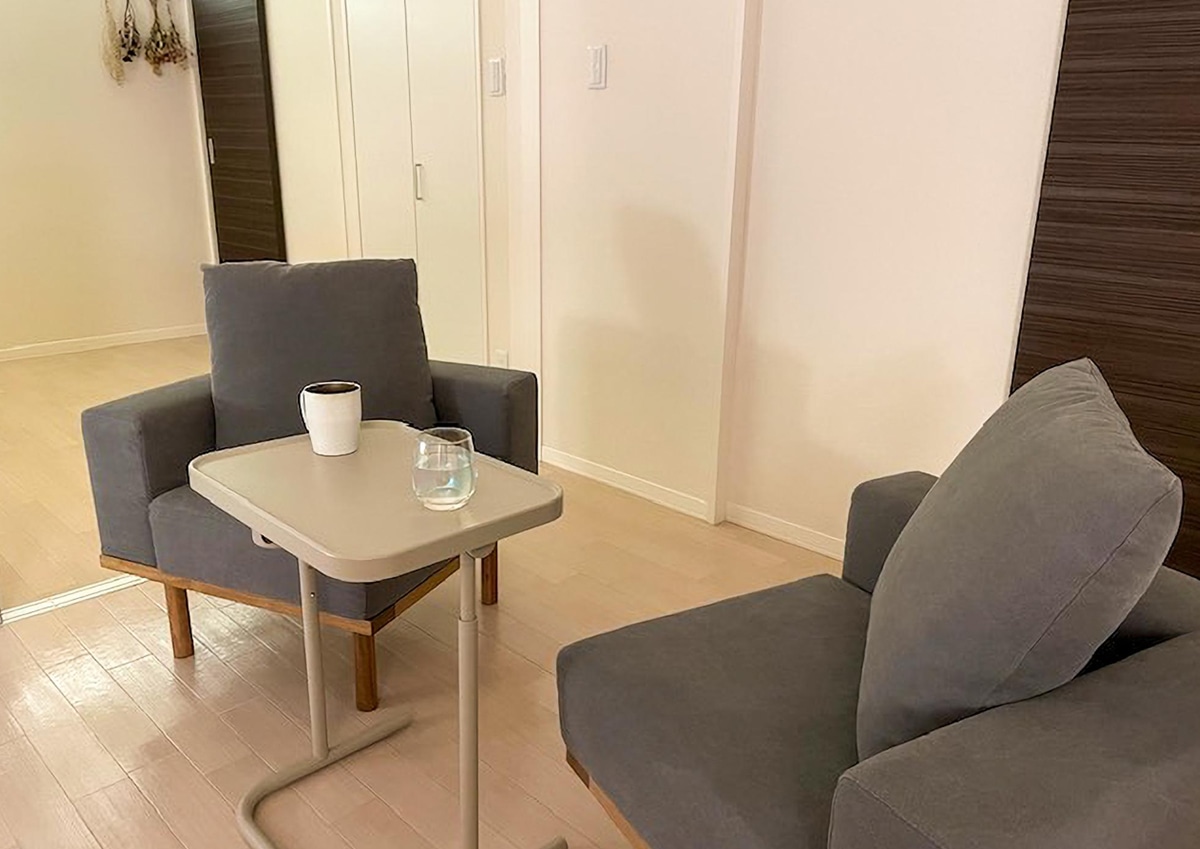 お部屋のご紹介 2台並べて2人掛けソファとしても使えるADRS ソフィアダイニングソファ