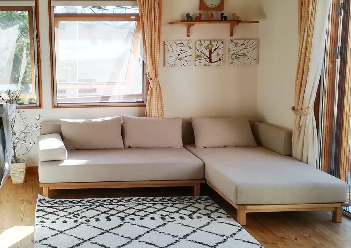 お部屋のご紹介 窓からの光を遮らず開放感生み出すSIEVE レクトユニットソファ